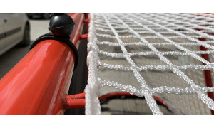 Как закрепить сетку на хоккейные ворота?